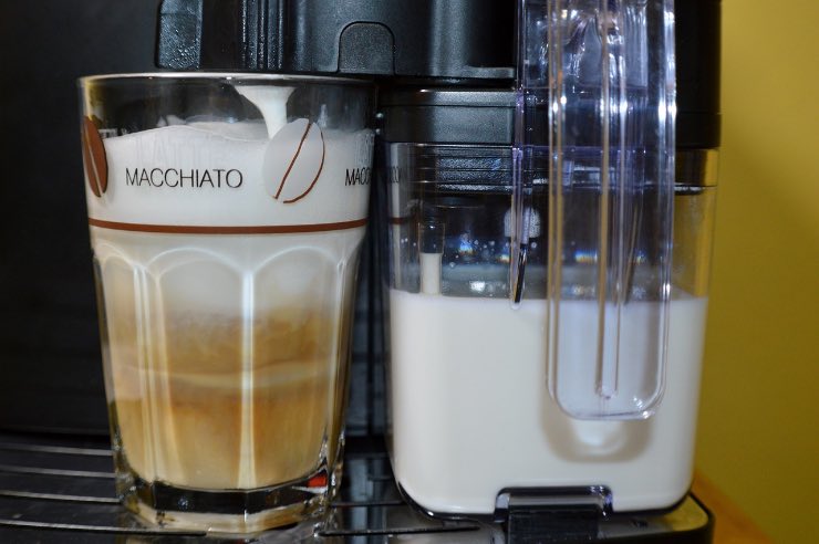 Macchina del caffè con cialde, come pulirla al meglio per evitare che si rompa 