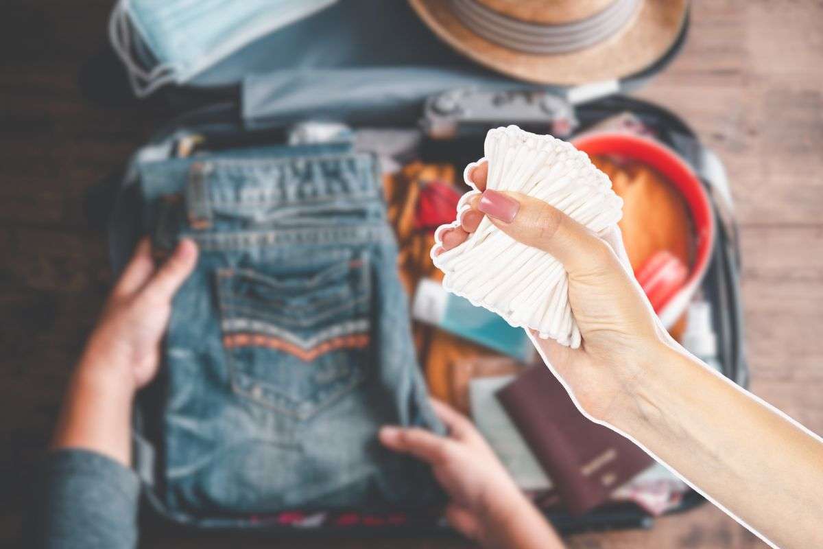 il trucco del cotton fioc in valigia