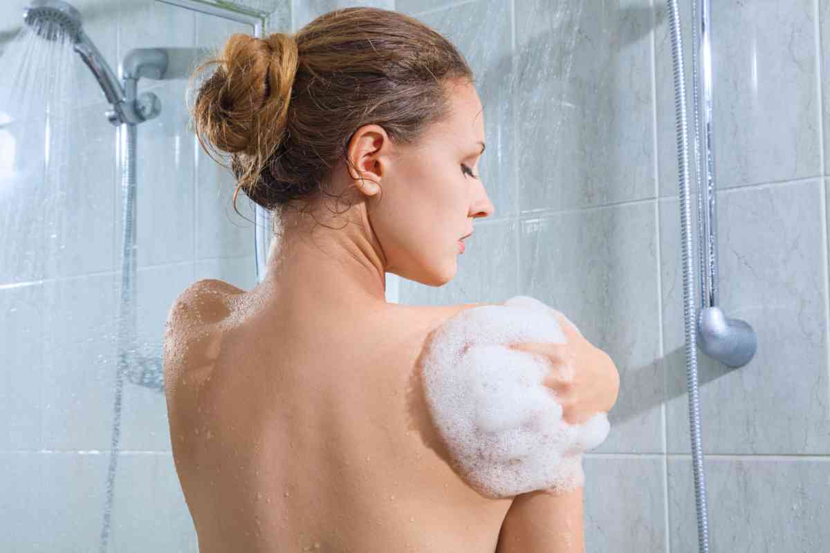 Fare la doccia con Spugna di luffa