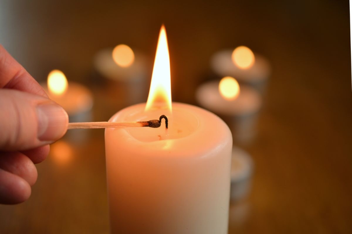 Cera di candele: cosa fare se cade sui tessuti