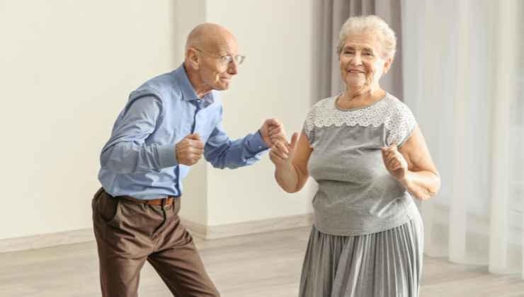 Anziani che ballano