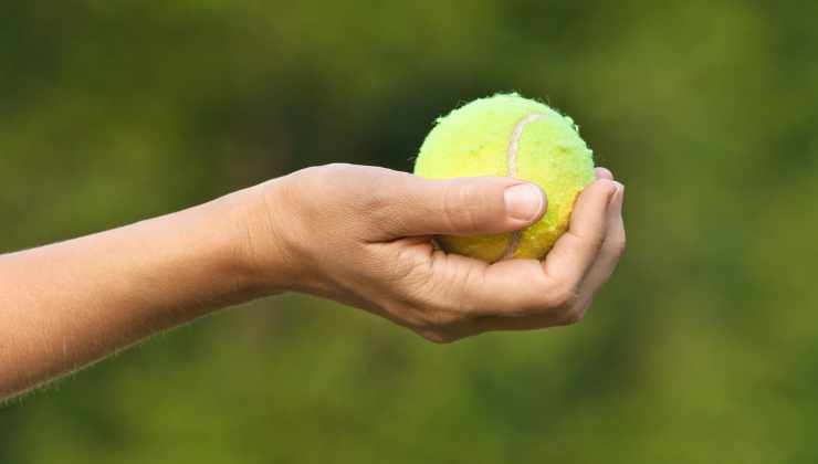 Trucco palline da tennis in giardino