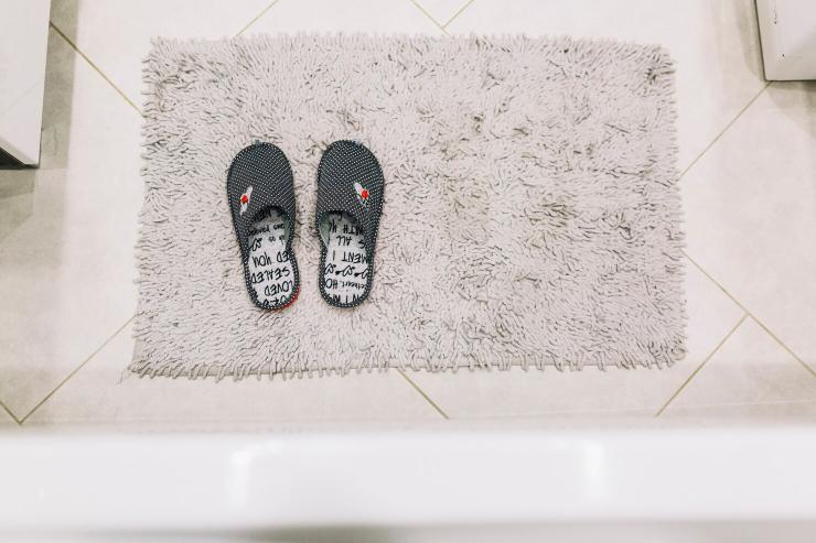 Muffe e germi nel bagno: colpa dei tappetini