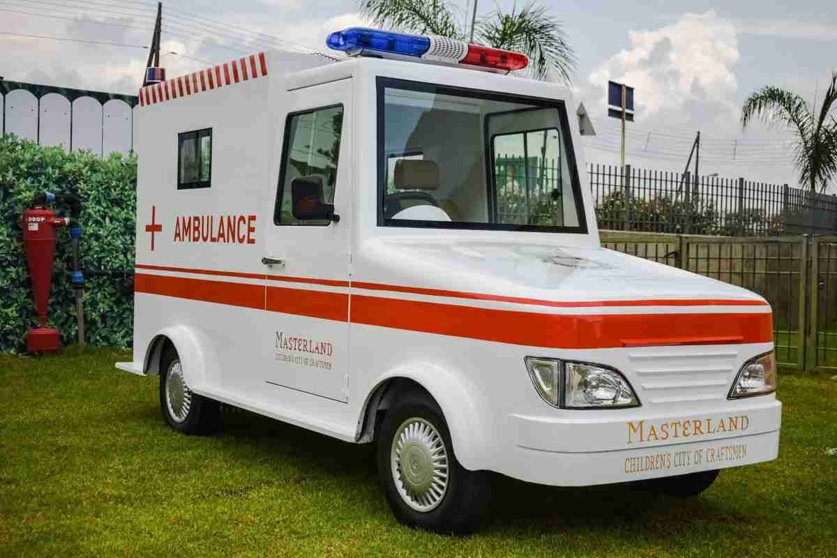 Trasforma un'ambulanza nella sua casa mobile