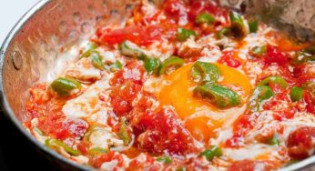 Si chiama menemen e in Turchia non manca mai: questo piatto è di una delizia assoluta