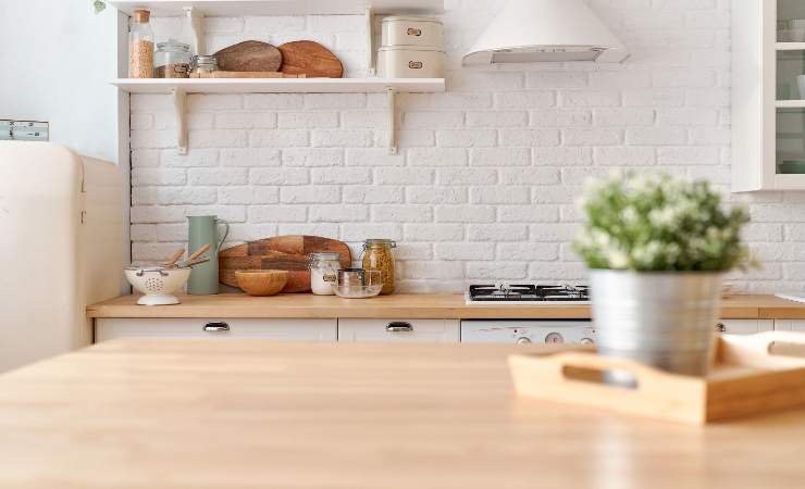 Zucchero e sapone mescolati insieme per pulire la cucina