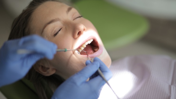 Non solo zuccheri, cosa danneggia i nostri denti