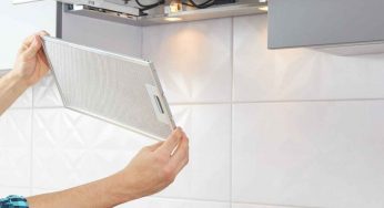 Al suo interno i residui di cibo intrappolati rilasciano cattivi odori disgustosi: pulisci così la cappa della cucina e non avrai più problemi