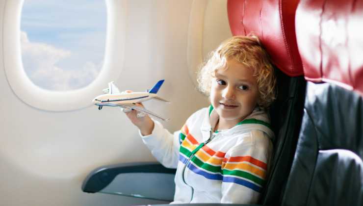 A cosa fare attenzione per un viaggio in aereo coi bambini