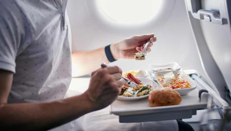 Mangiare in aereo, la classifica delle compagnie 