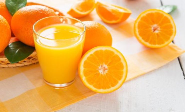 gli svantaggi di bere succo d'arancia al mattino